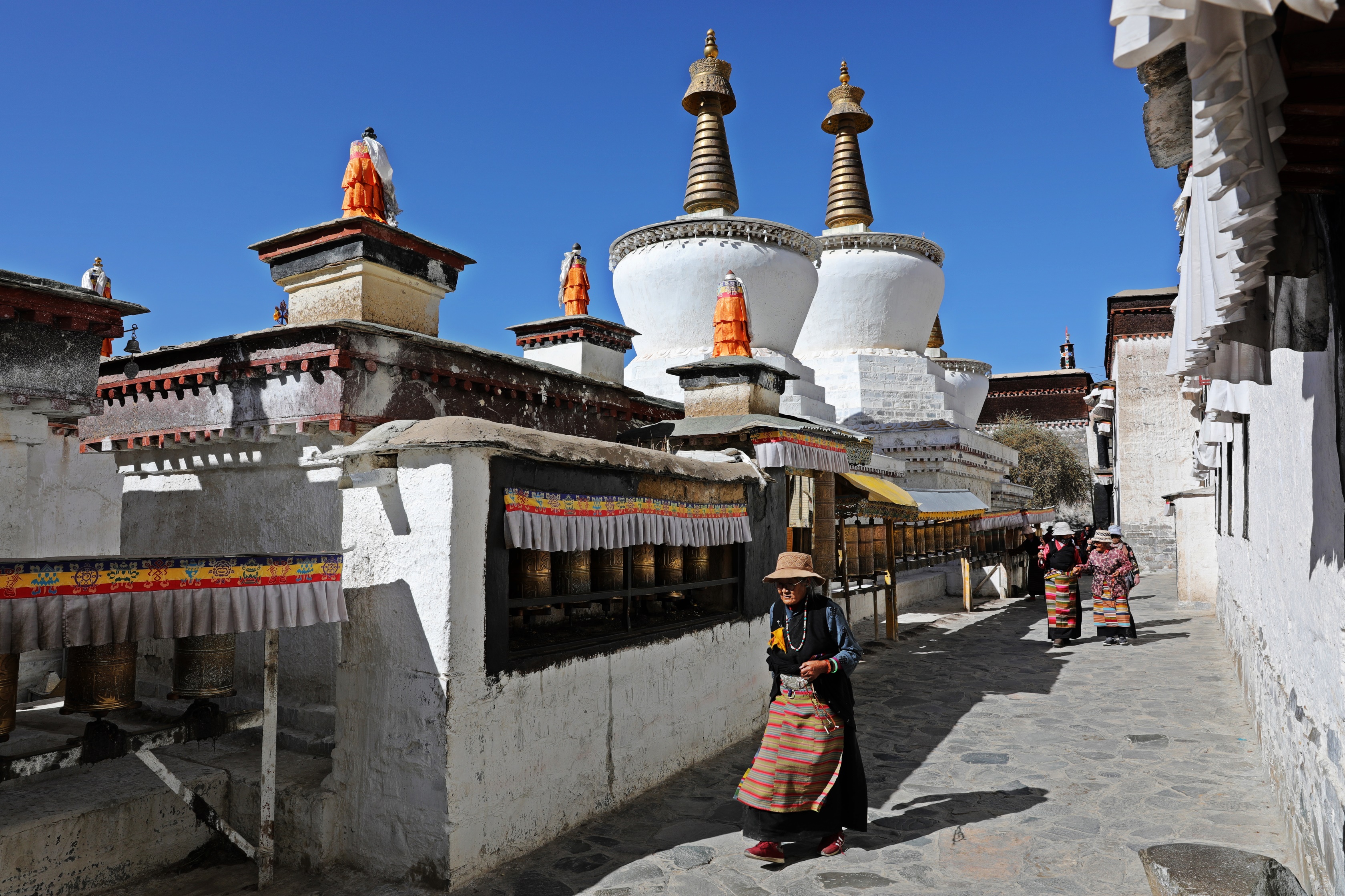 Pilgrims at Tashi Lhunpo Gompa
