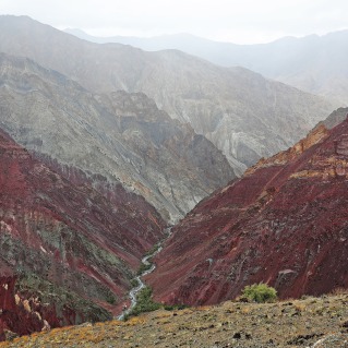 Red mountains below Dung Dung La