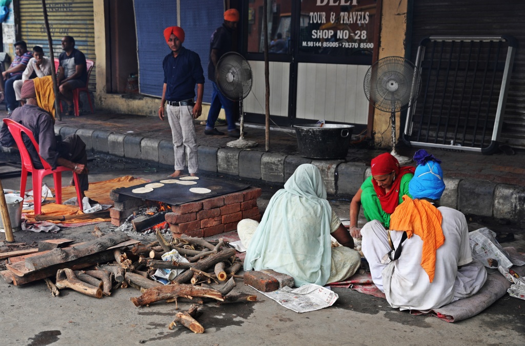 Making chapati on the street in Amritsar
