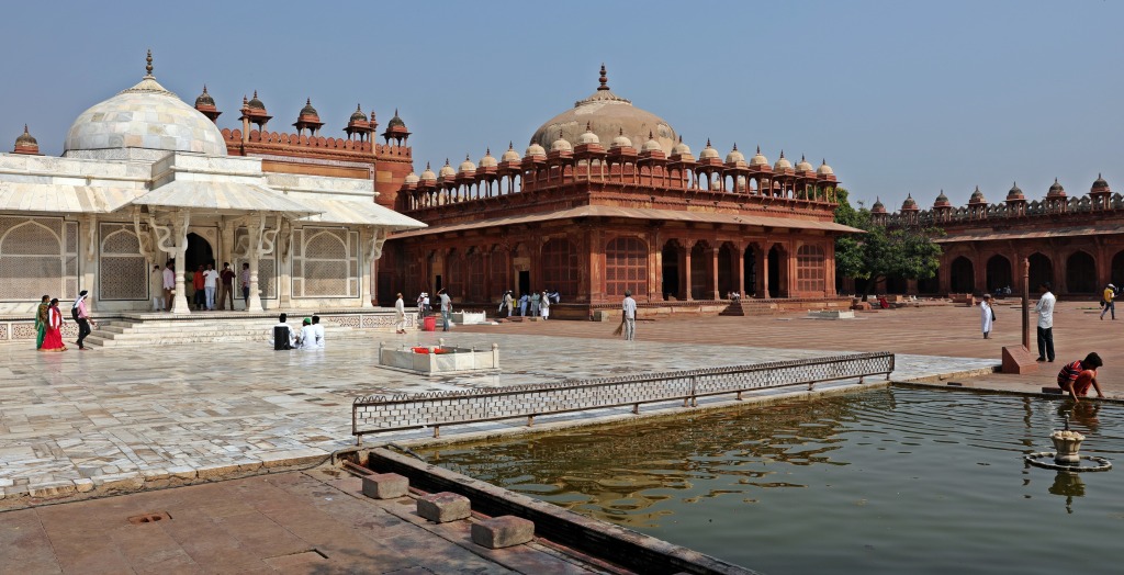 Tomb and pool, Jama Masjid, Fatehpur Sikri