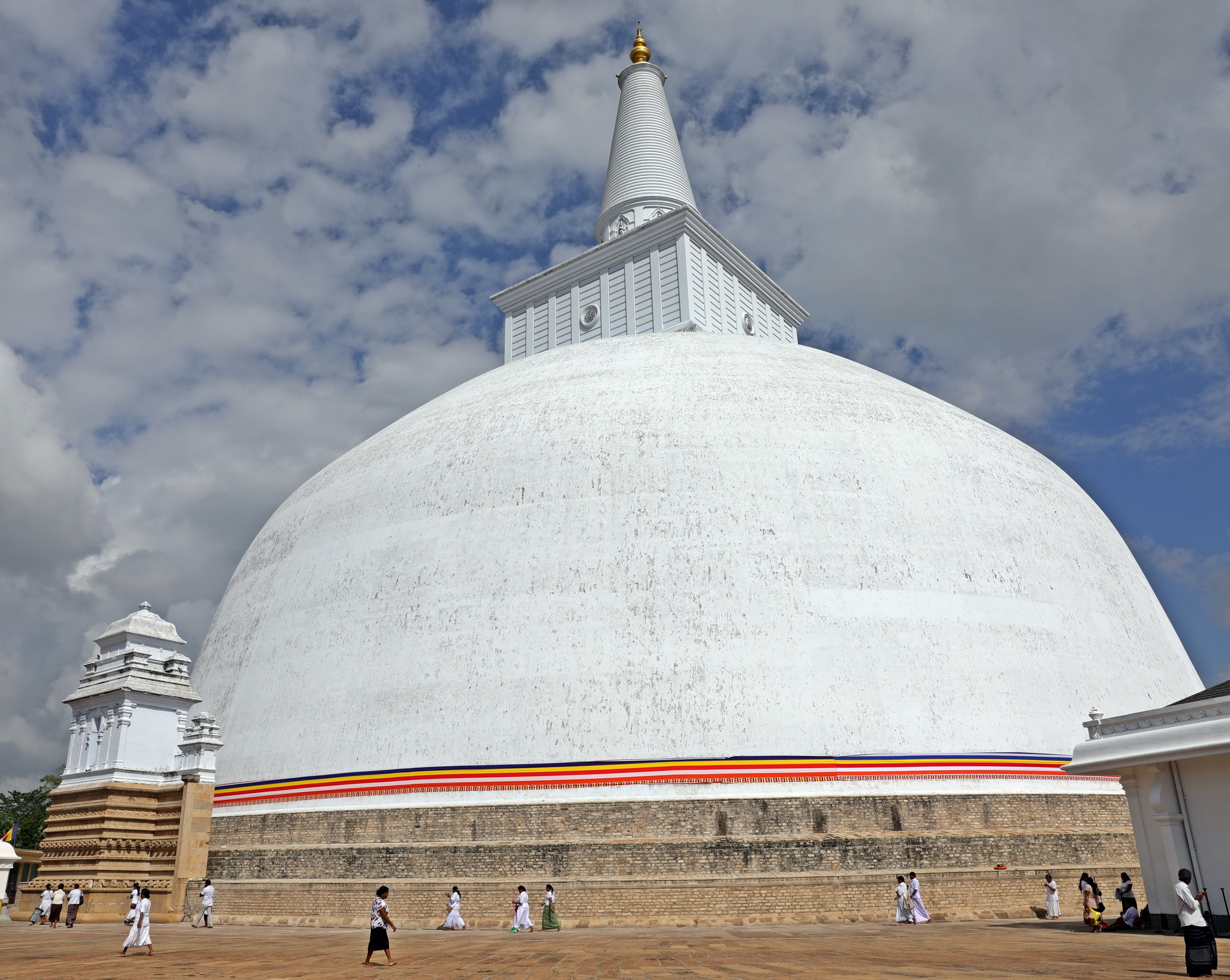 Ruvanelraya Dagoba. Anuradhapura